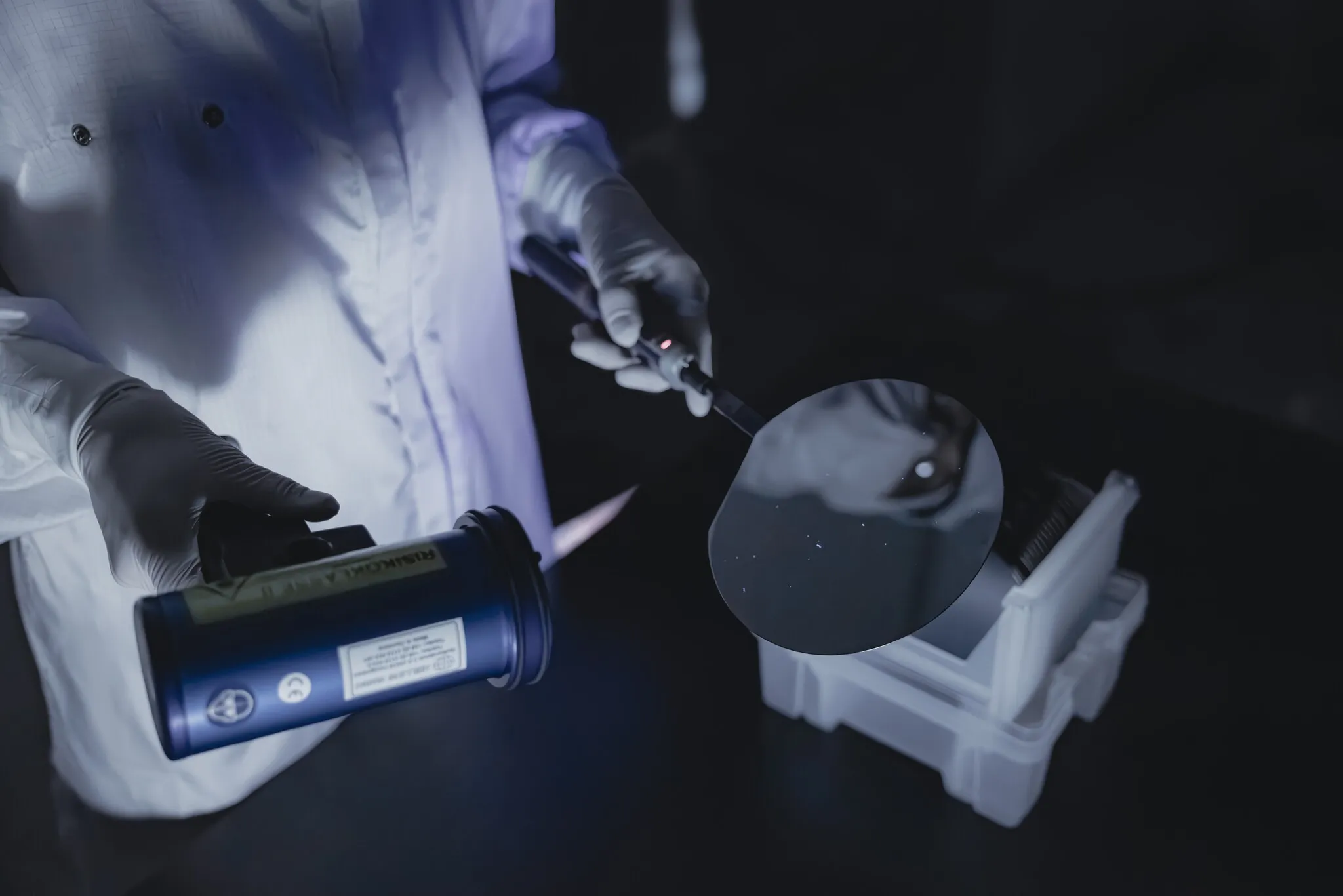 Particle inspection under controlled conditions