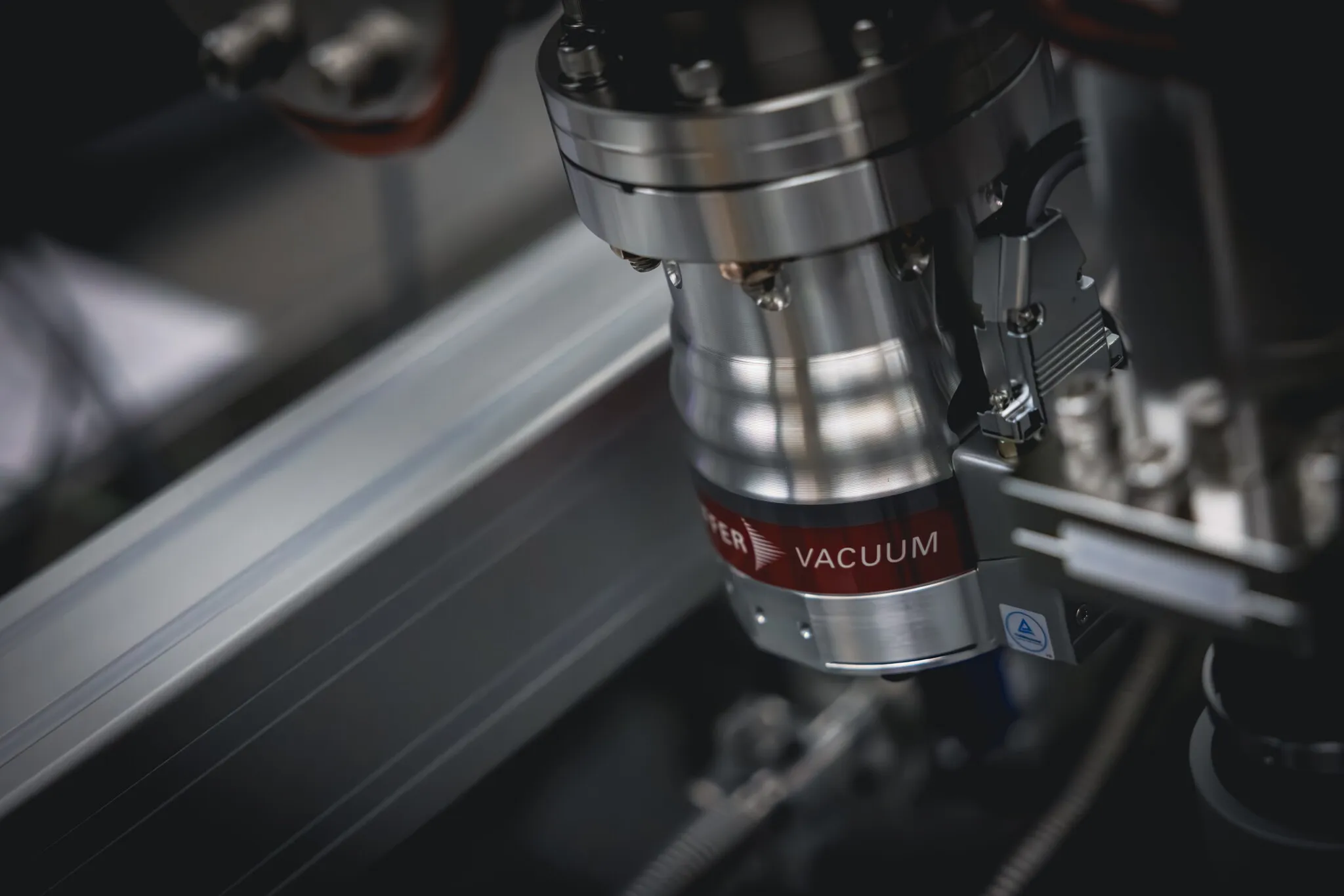 Vacuum system with connections and measurement components